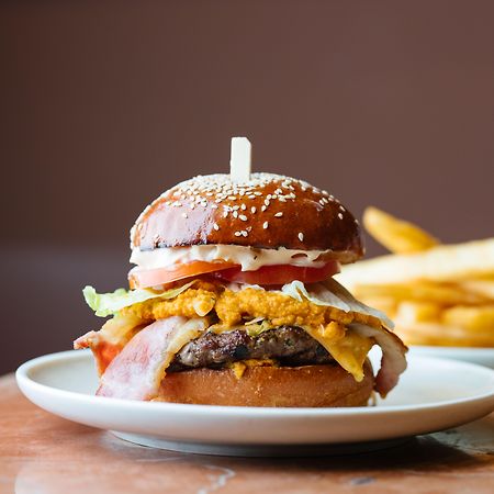 Hotel Pan Pacific Perth Extérieur photo A burger with fries