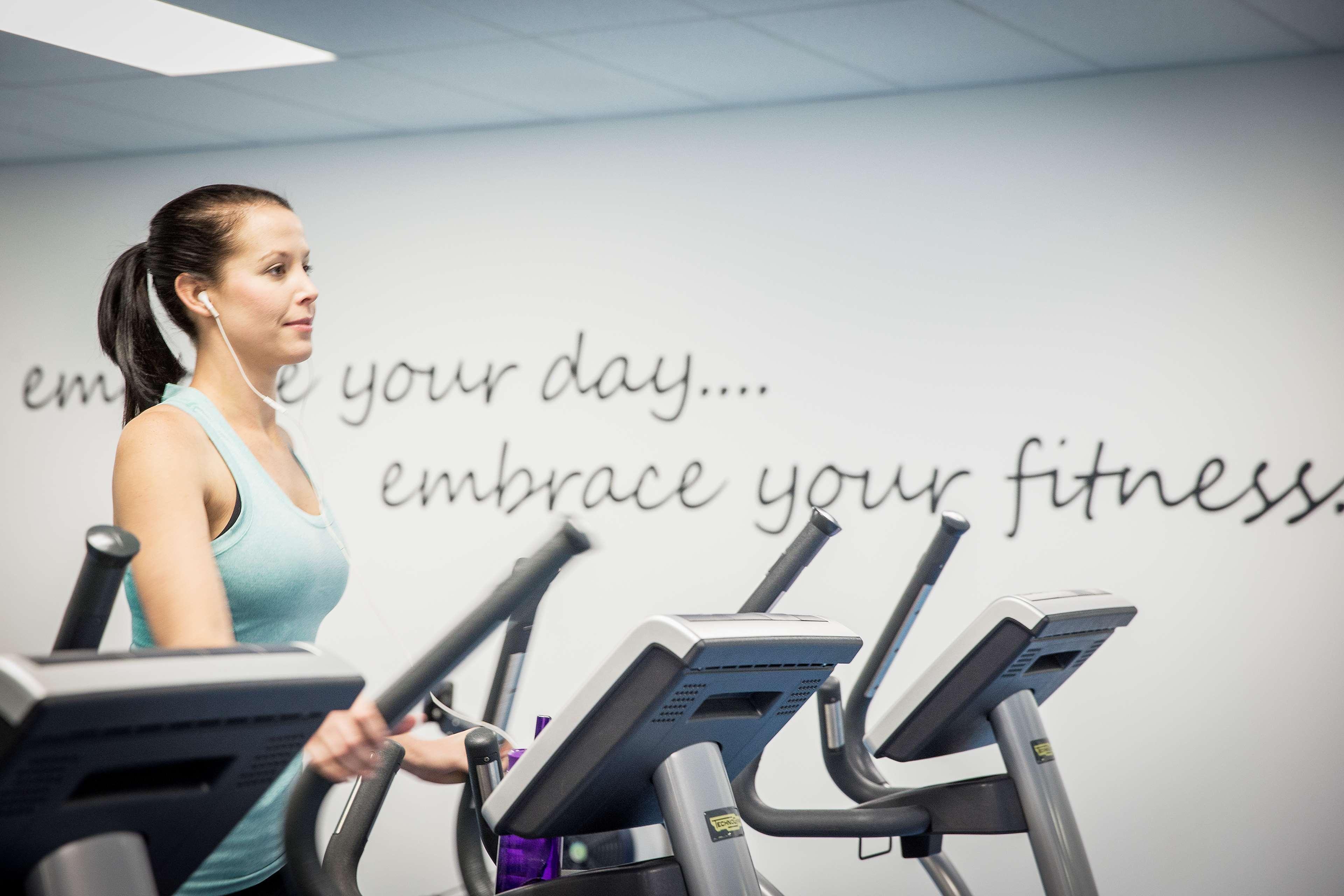 Hotel Pan Pacific Perth Extérieur photo A woman on a treadmill
