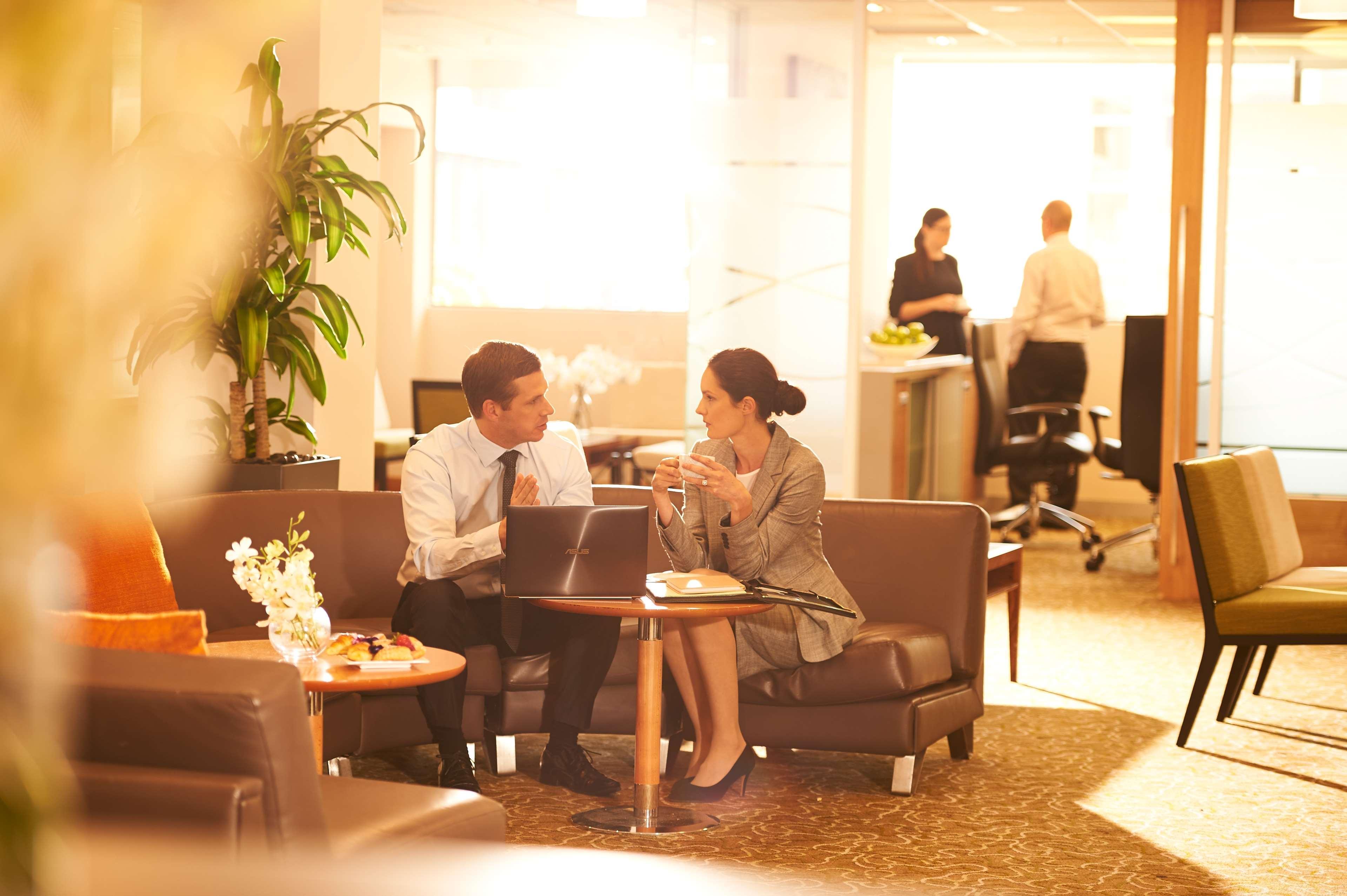 Hotel Pan Pacific Perth Extérieur photo A typical scene at a business center